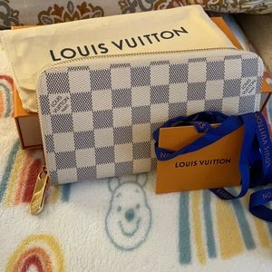 Louis Vuitton zippy wallet in Damier Azur